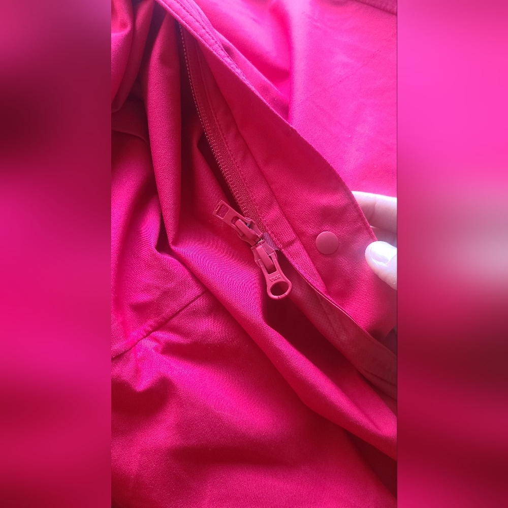 Uniqlo Women's Red Hooded Rain Jacket - Picture 7 of 7